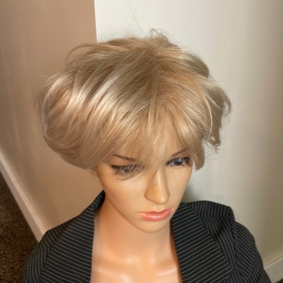NWT 9” sassy blonde mix wig very short mens women’s unisex side or no parting - Picture 4 of 16